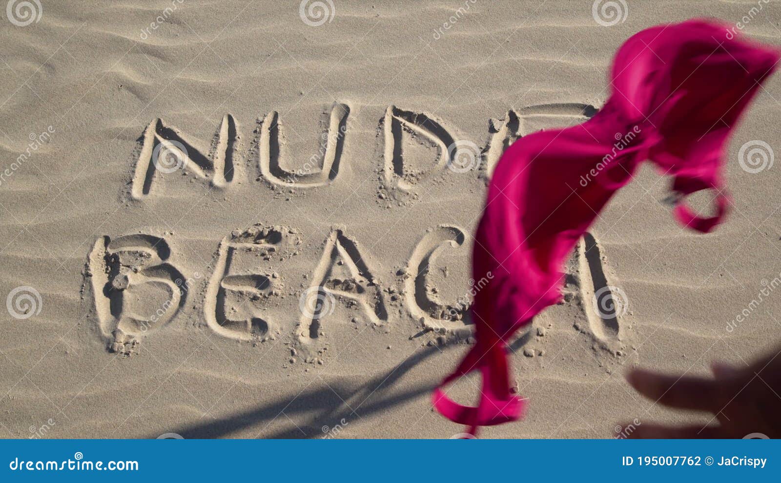 裸体海滩 库存图片. 图片 包括有 背包, 夏天, 女性, 对自然现象的崇拜, 爱好健美者, 海洋, 沙丘 - 196589559