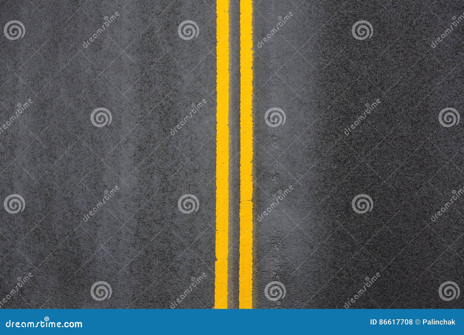 在沥青的黄色双重实线. 黄色双重实线 在沥青的路标在曼哈顿街道上在纽约