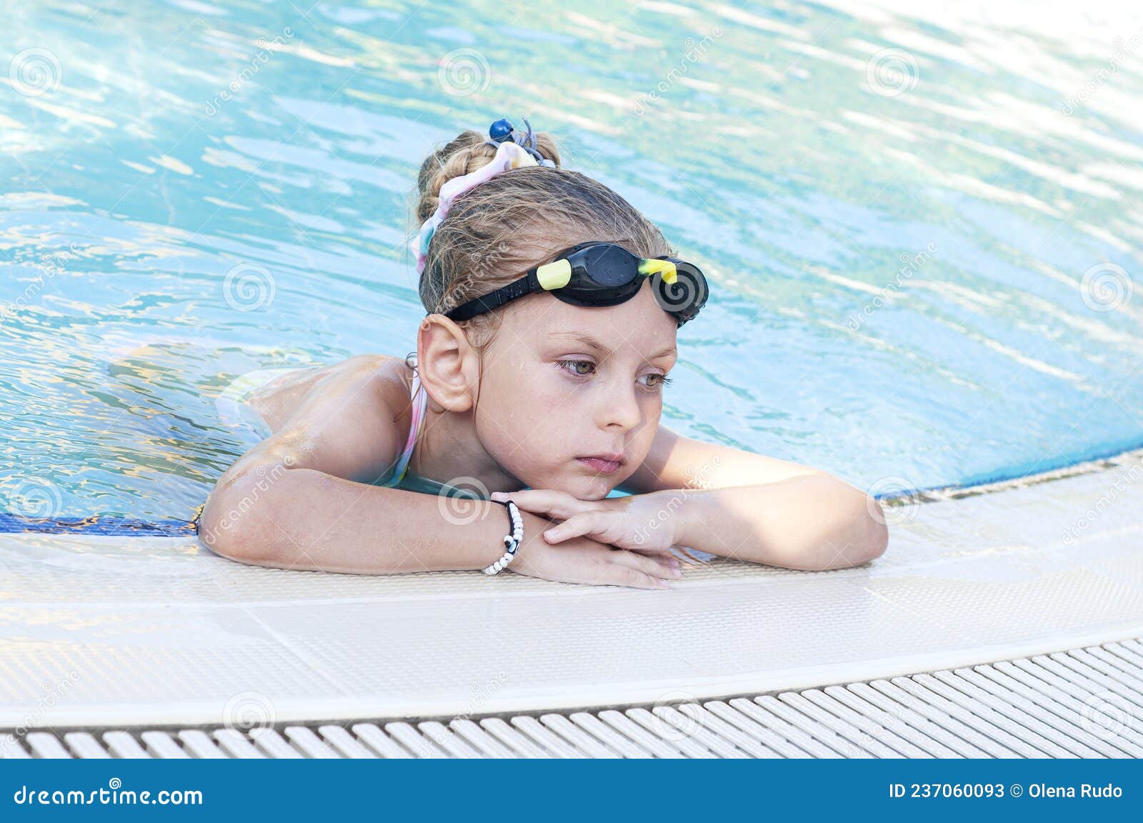 逗人喜爱的小女孩常设游泳池边 库存照片. 图片 包括有 游泳者, 休闲, 课程, 人员, 体育运动, 童年 - 45704872