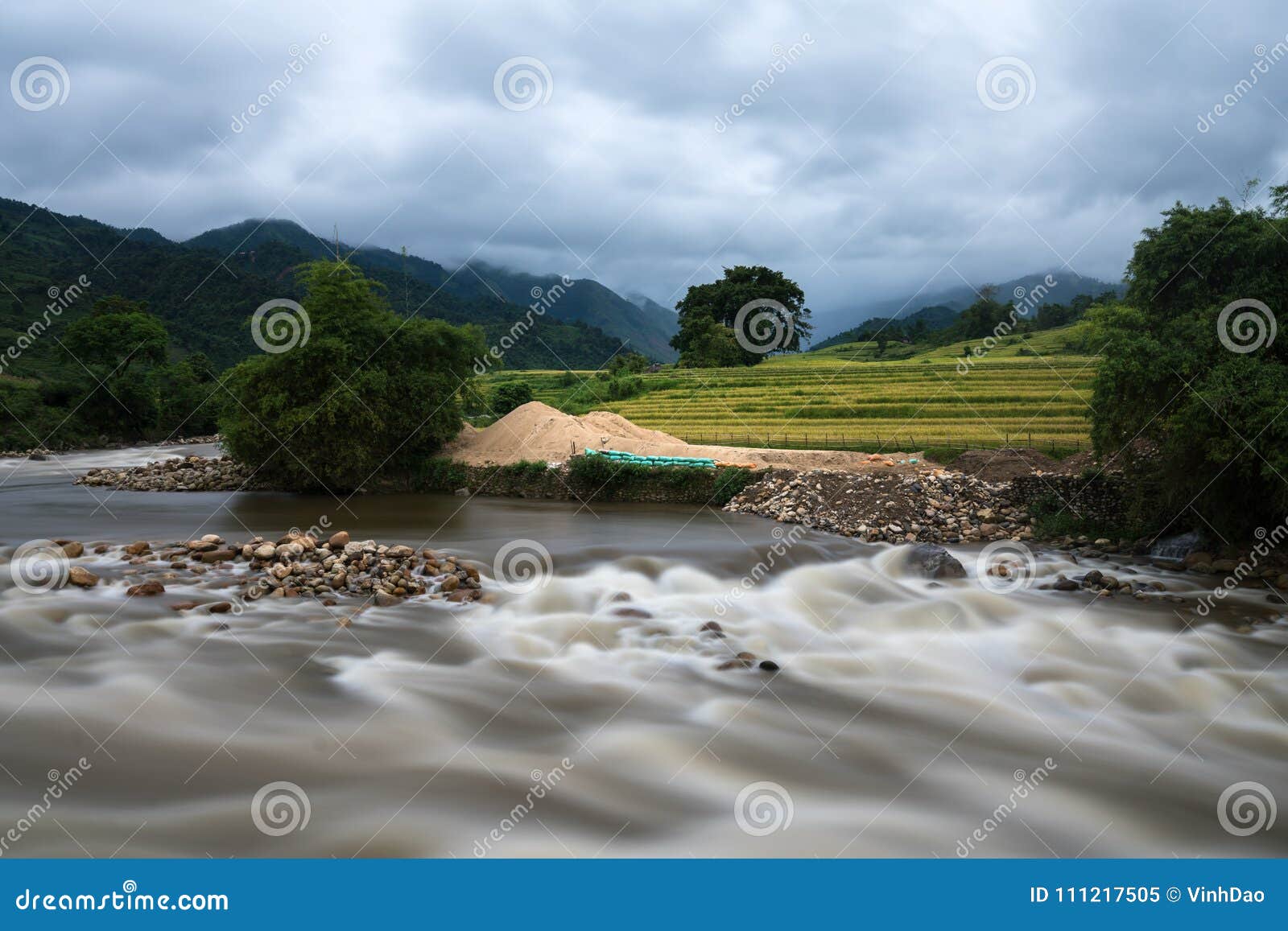 在洪水的河小河在几天雨以后在北越