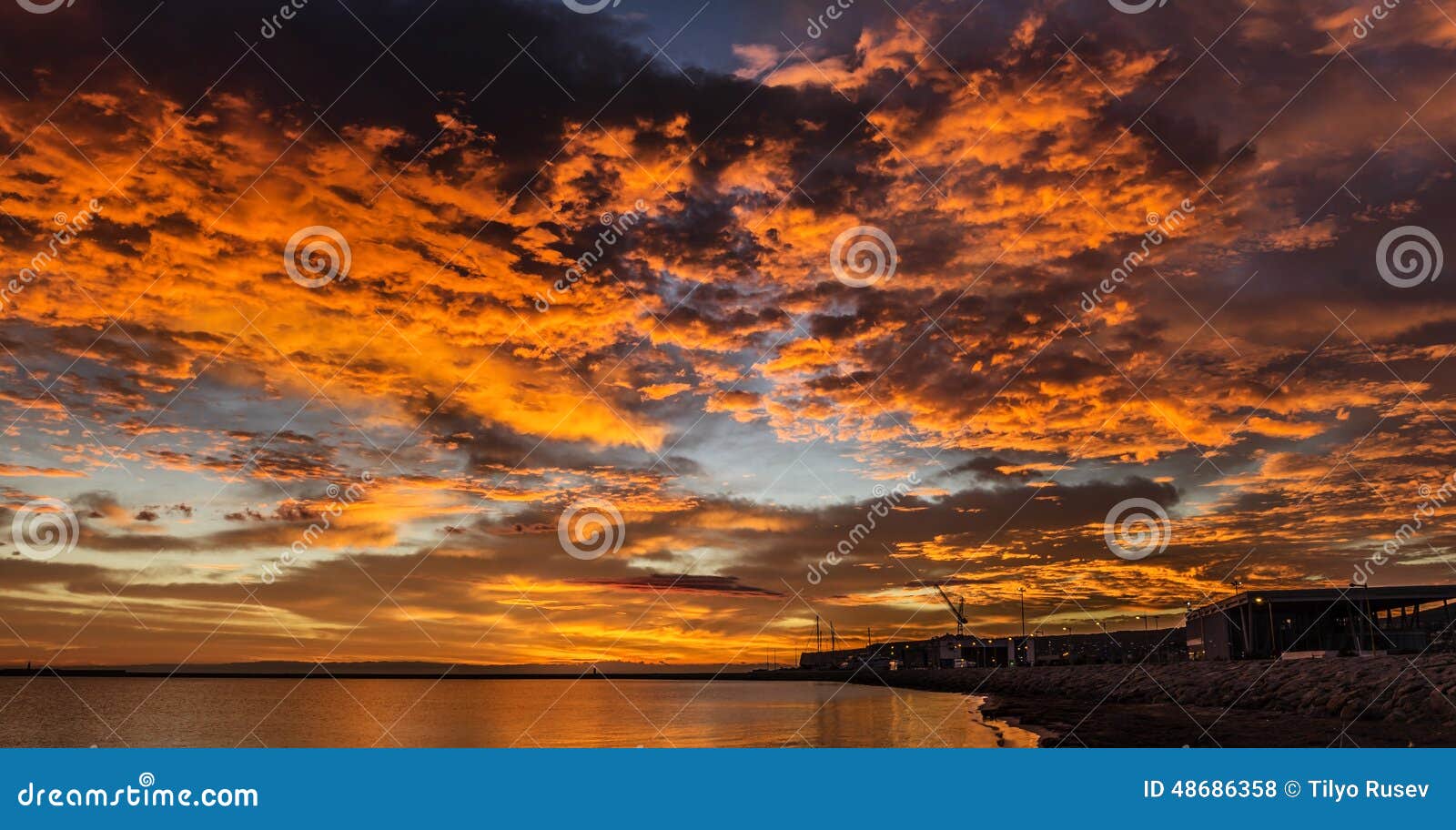 在海洋的五颜六色的日落. 非常美好和五颜六色的海洋日落在Getaria市，西班牙