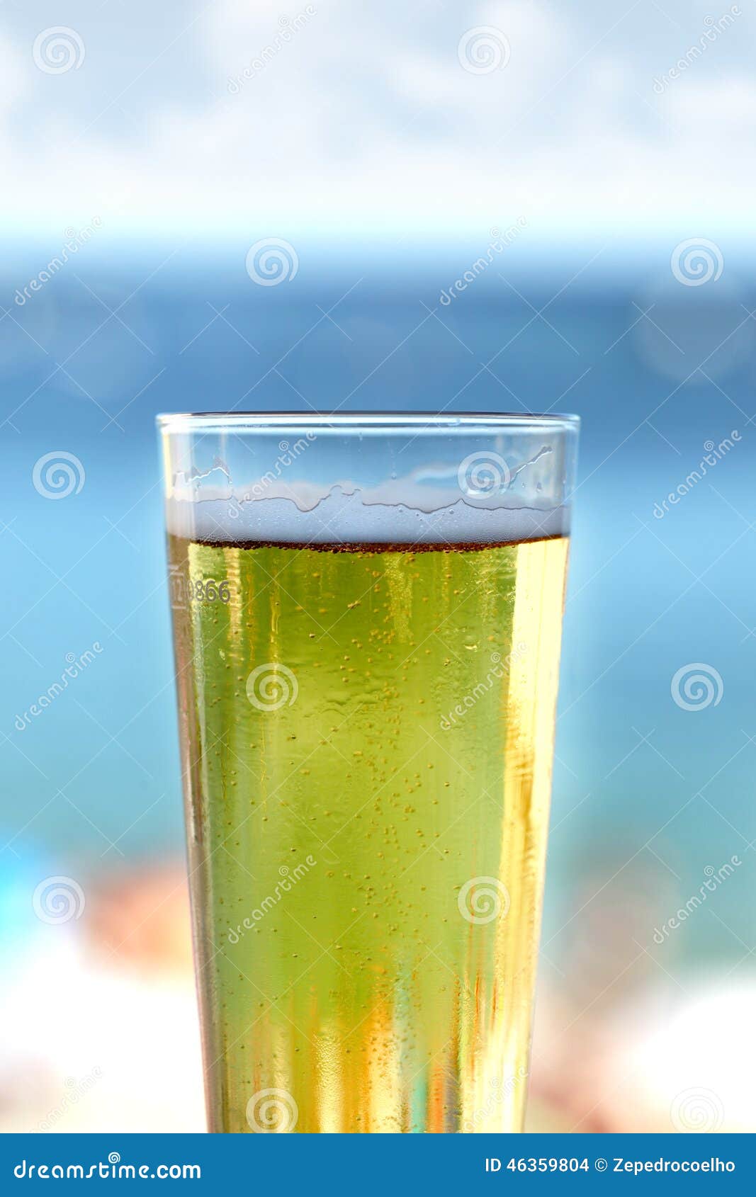 在秋天时间，在空的海滩酒吧一起结合饮用的啤酒年轻的夫妇在一起在沙滩上喝啤酒人像图片免费下载_jpg格式_11600像素_编号38984911-千图网