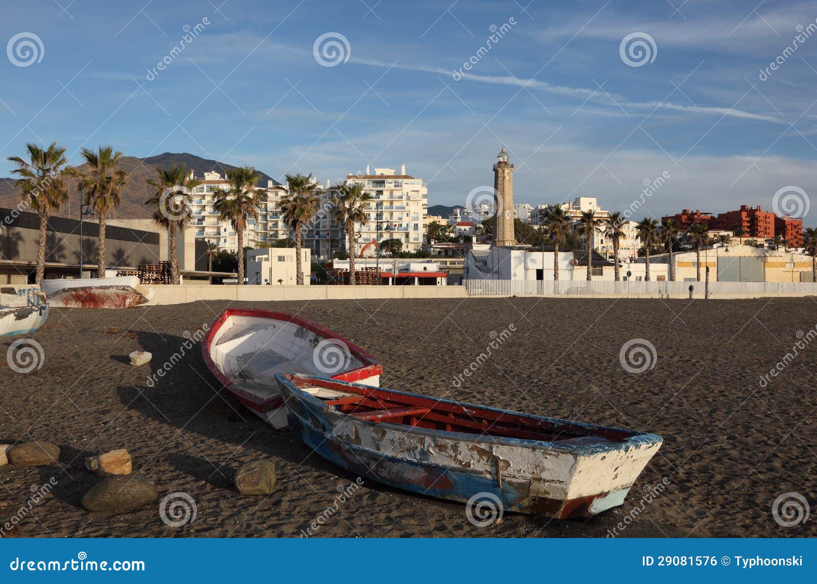 在海滩的老渔船在Estepona，安大路西亚，西班牙