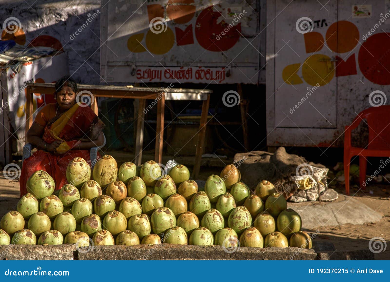 在树荫下五颜六色的路边摊卖椰子和宗教物品的妇女 图库摄影片. 图片 包括有 路旁, 街道, 聚会所, 迈索尔 - 217860222