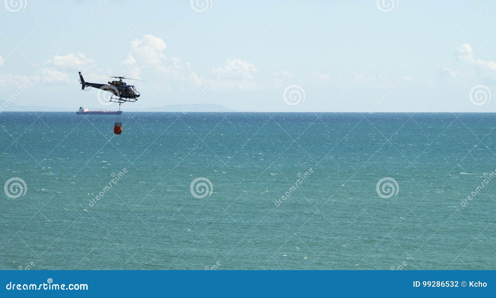 在海的火直升机. 有篮子的直升机积的火水，在福尔米亚港，意大利