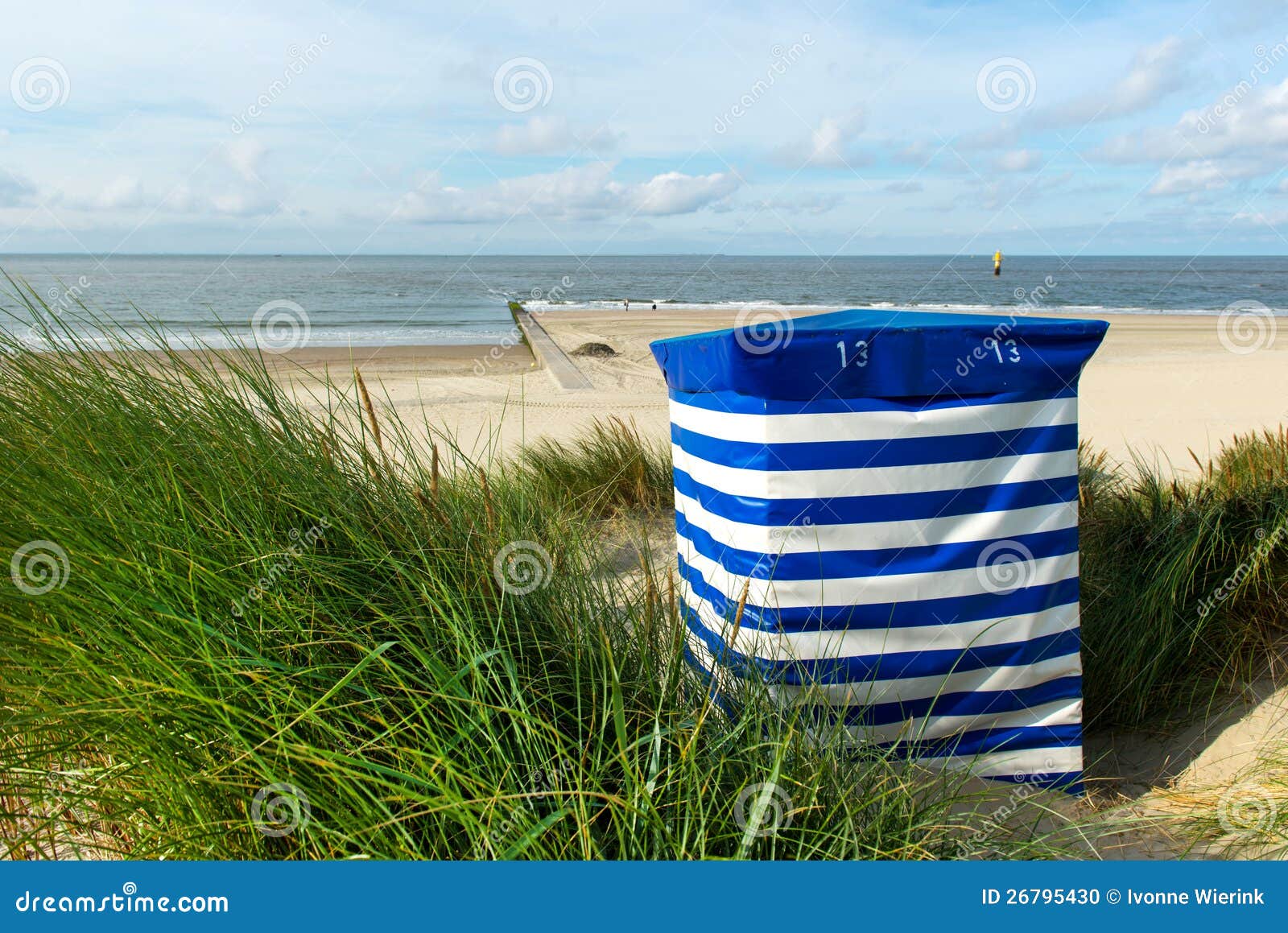 在海运的海滩睡椅. 在海岛Borkum的镶边海滩睡椅