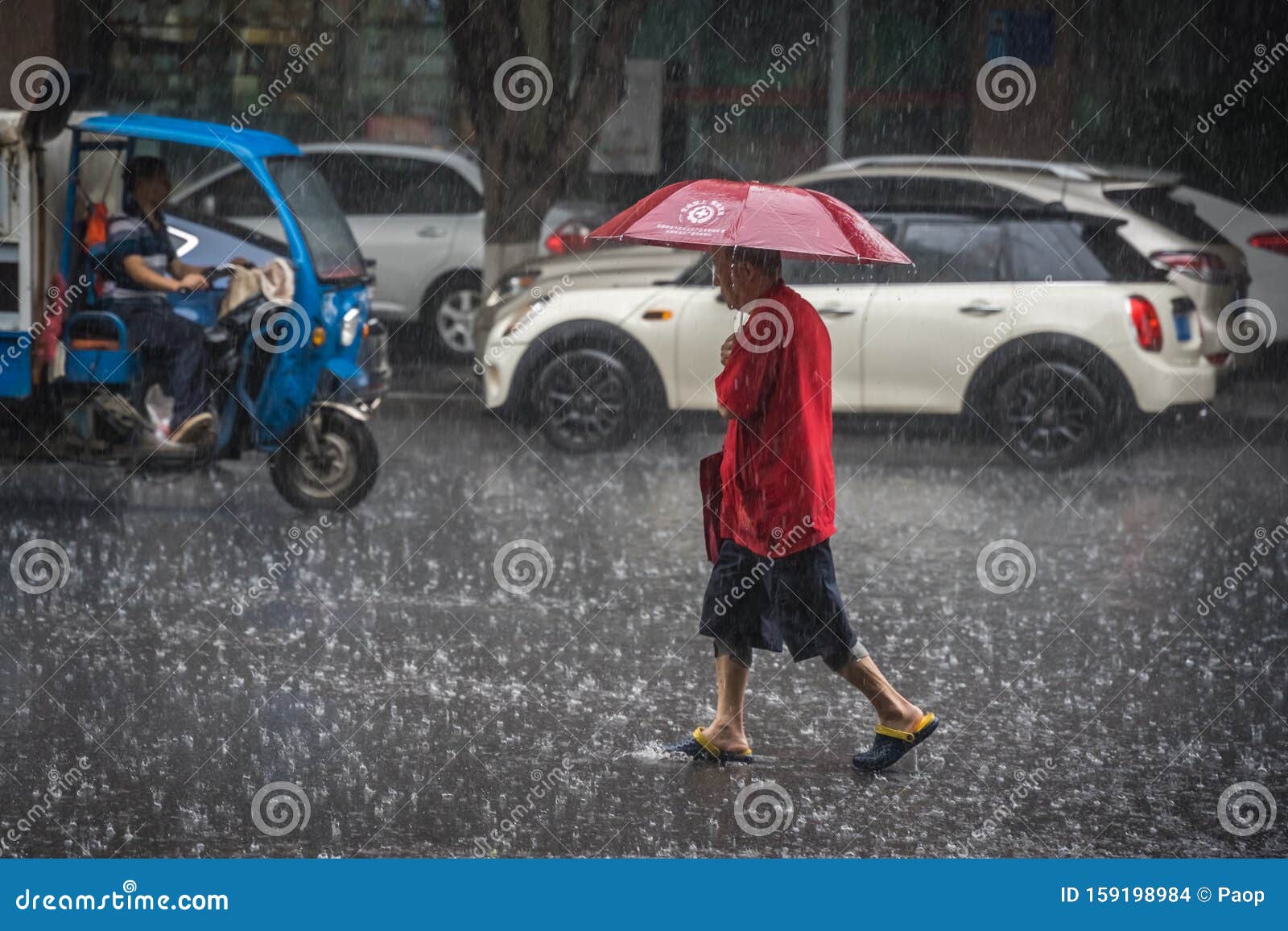 (雨中撑着伞的中年男人,被淋湿的背影即将淹没在人海中.) - 伤感说说吧