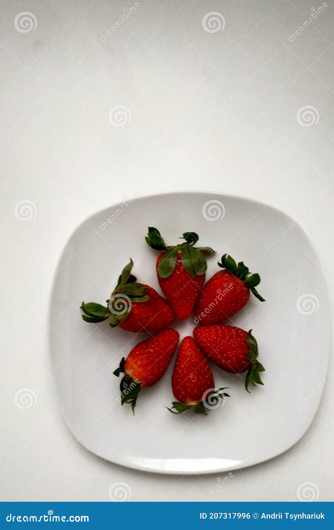 盘子里排列好的草莓图片_高清图片素材