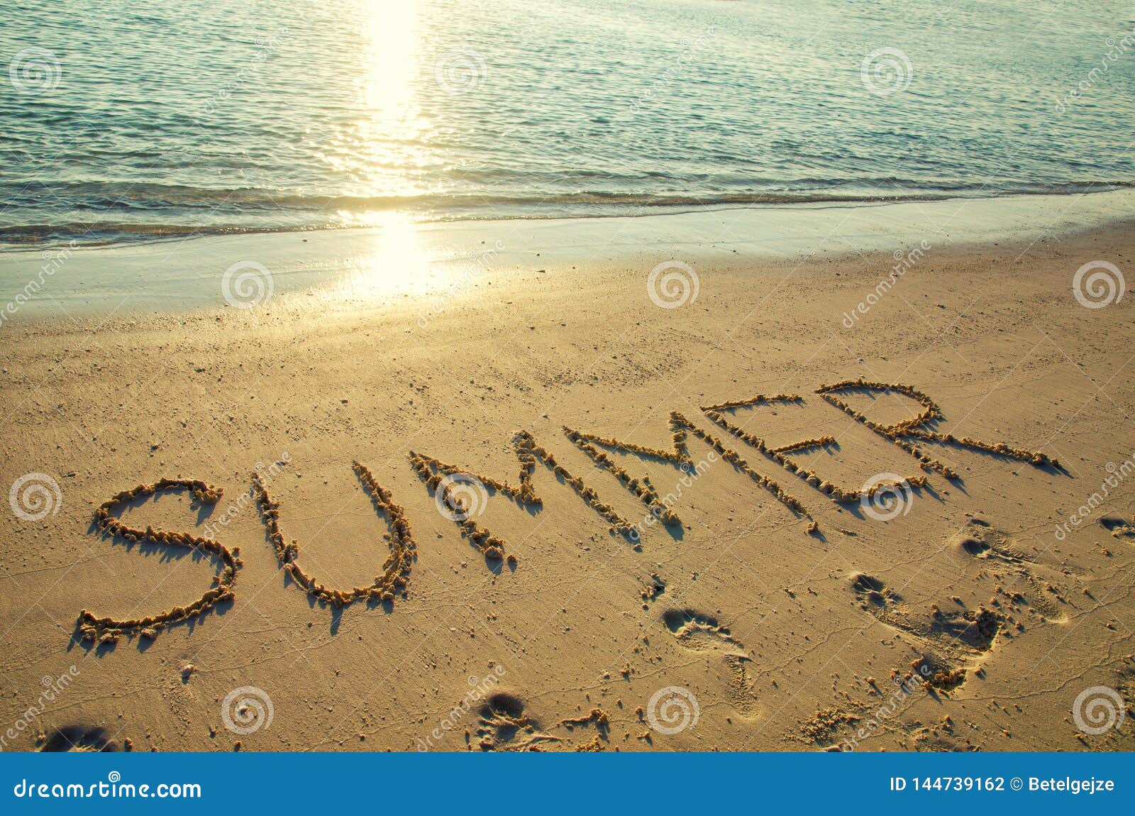 在白色沙滩写的词夏天 夏天休假、旅行和假期概念 抽象海海滩背景