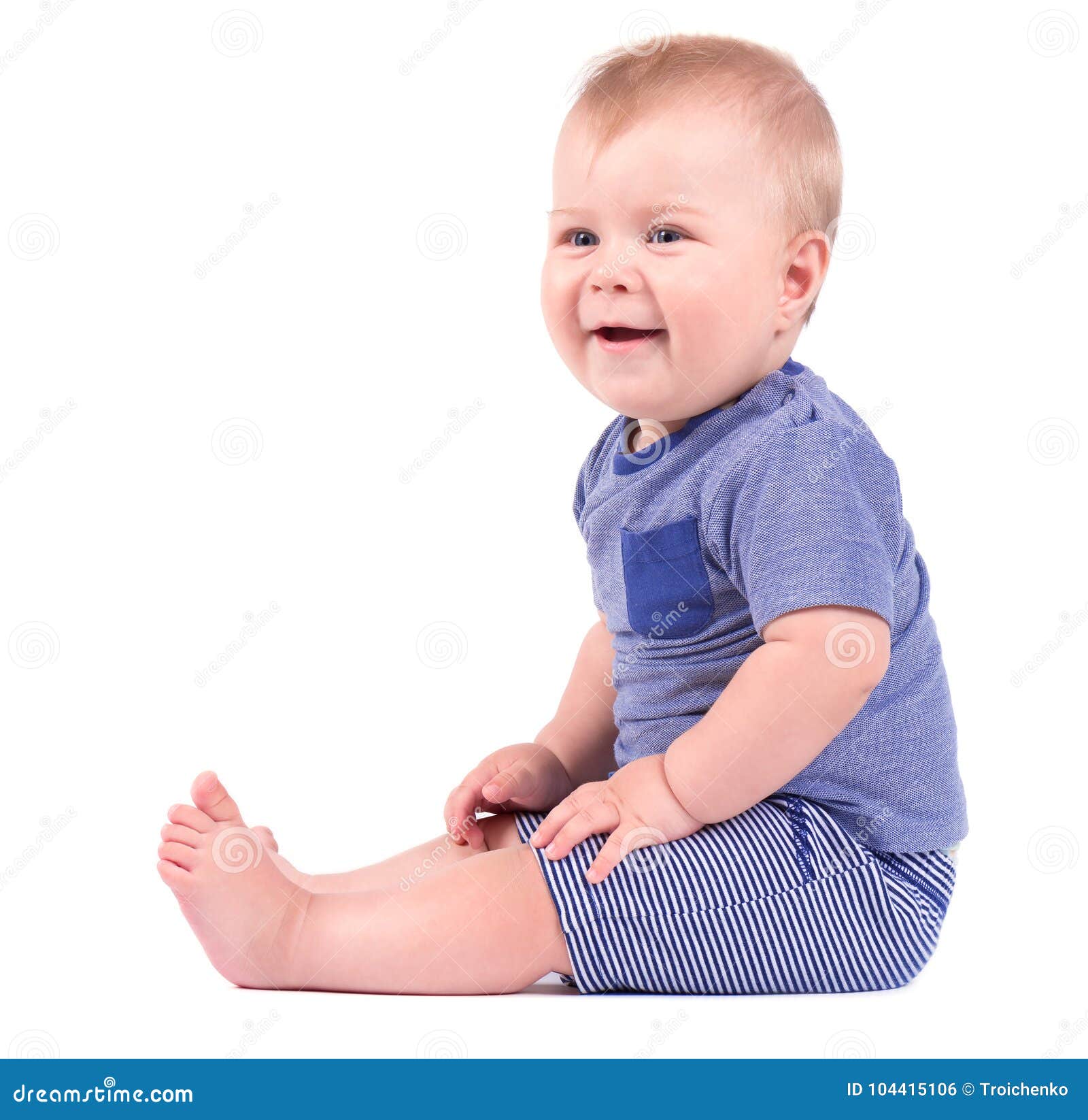 漂亮的9个月大的男婴一边吃东西一边玩勺子照片摄影图片_ID:133790478-Veer图库