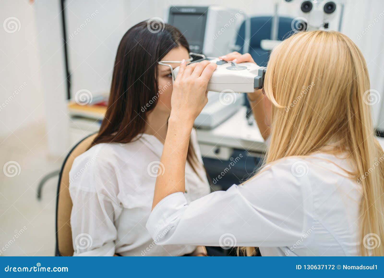 做与光学phoropter的俏丽的年轻女人眼力测量在眼科学诊所 库存照片 - 图片 包括有 执行, 镜片: 134233870