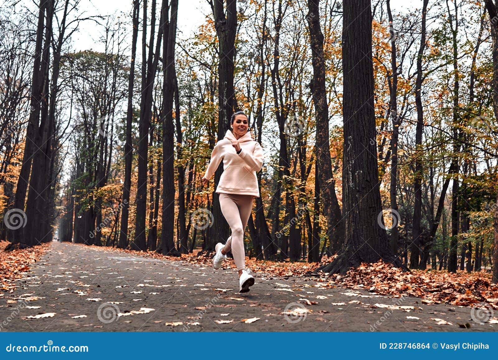 清晨阳光下年轻的健身女子运动健身户外跑步图片下载 - 觅知网