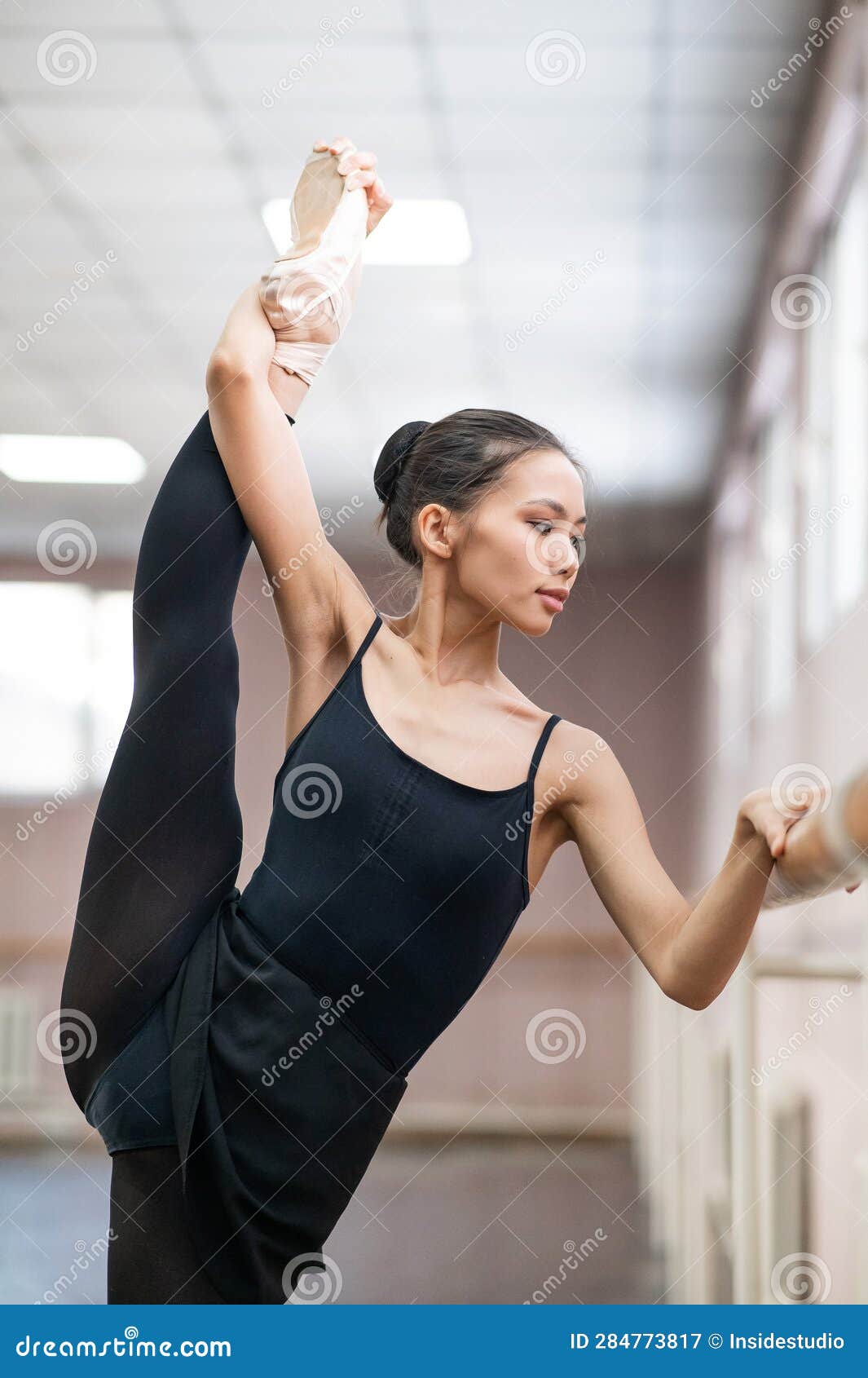 一个漂亮的年轻女孩一边在新鲜空气中训练，一边练习劈腿 库存照片. 图片 包括有 体操, 爱好健美者, 健身 - 190552718