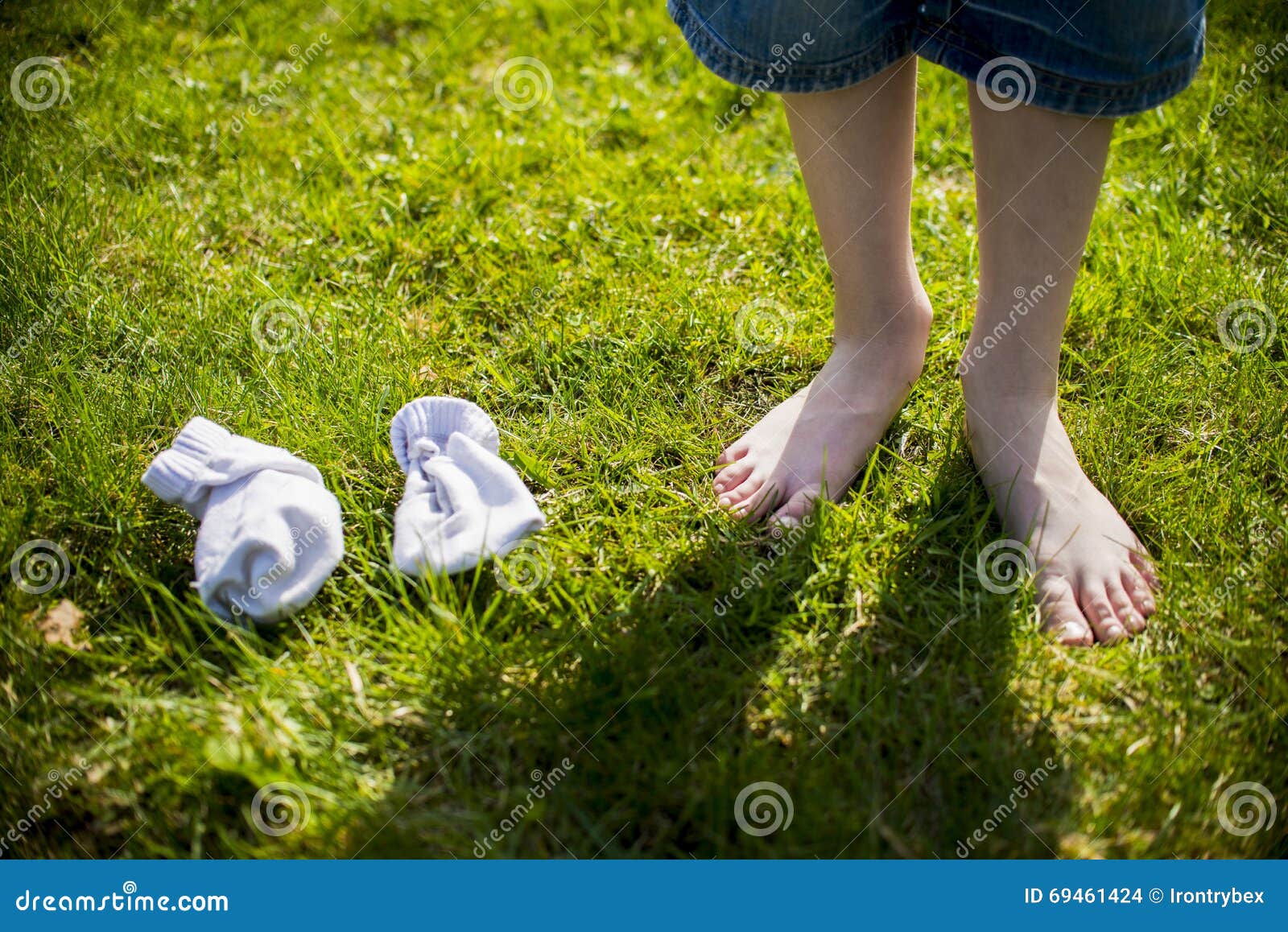踏青公园街拍系列No.991 大学校园草坪上出现的脱鞋脱袜晾脚美景-魅丝社-专注分享美女写真名站摄影图集