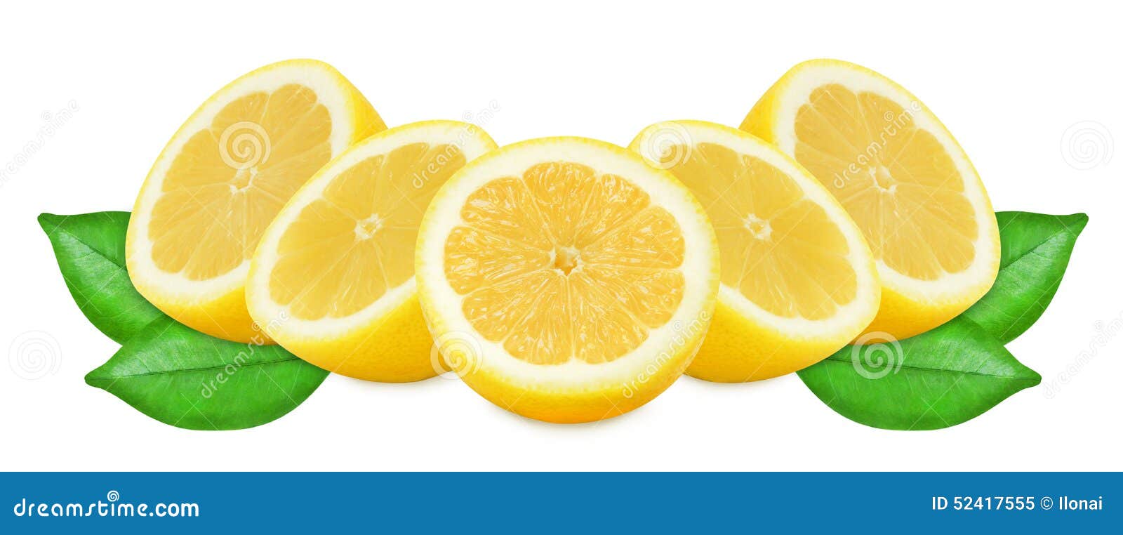 在被隔绝的白色背景的水多的黄色柠檬. 与叶子的水多的黄色柠檬在被隔绝的白色背景