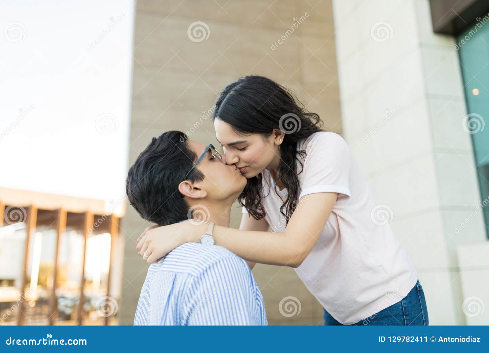 拥抱和亲吻在夏日的浪漫年轻夫妇 库存图片. 图片 包括有 晴朗, 节假日, 草甸, 女性, 男人, 亲吻 - 65409183