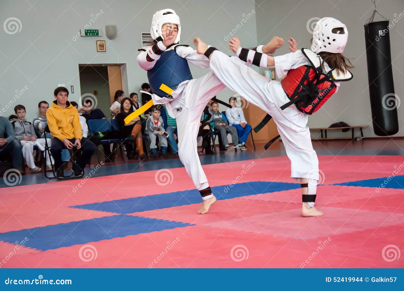 练习踢脚的跆拳道教练空手道女孩与黑带图片下载 - 觅知网