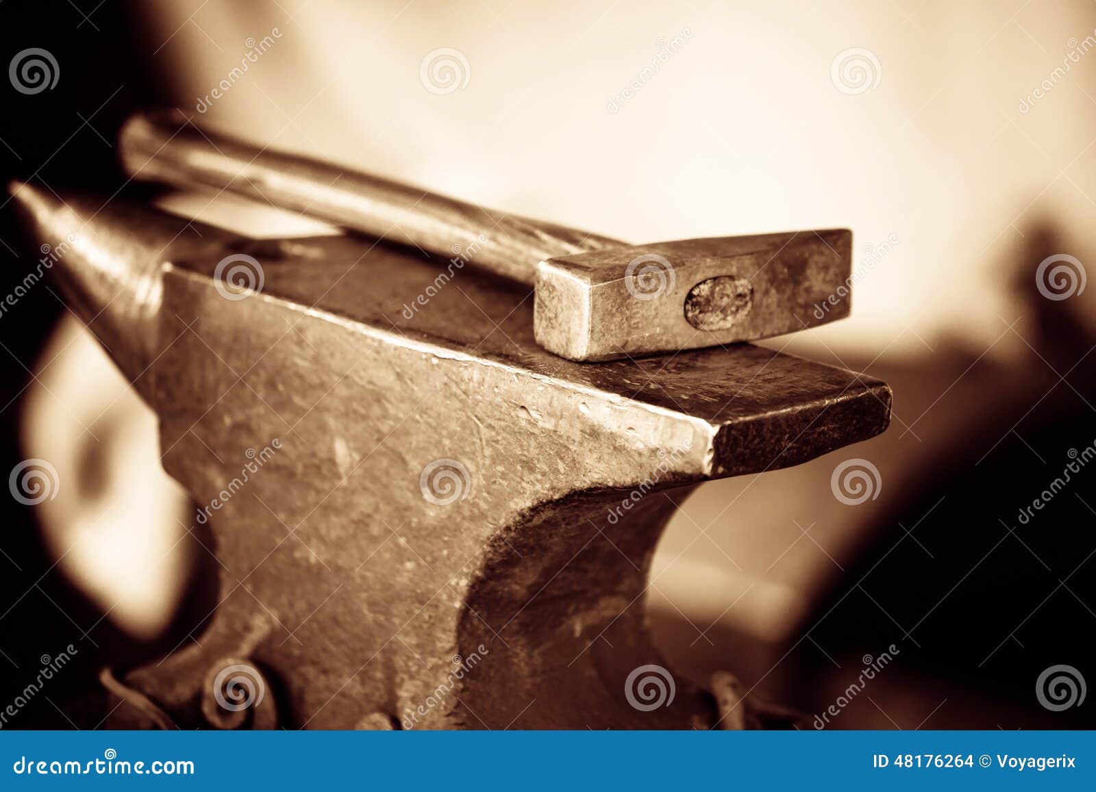 铁匠店的手工 锤击铁砧上的铁坯 锻造刀刃 库存照片. 图片 包括有 职业, 红色, 发光, 特征, 行业 - 180409000