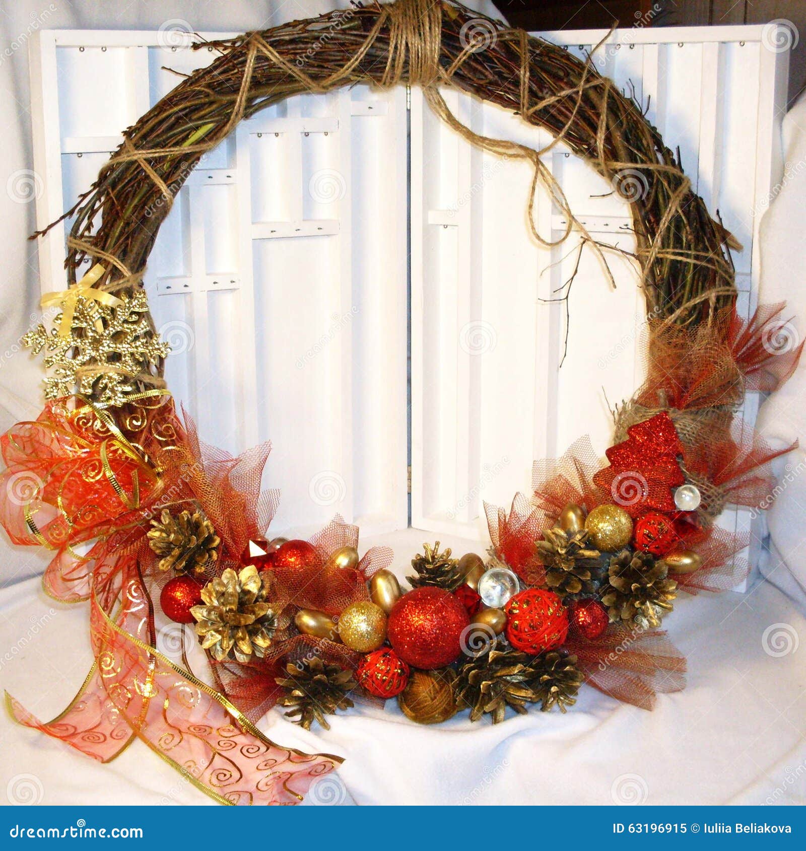 在门的圣诞节花圈的手工制造 与杉木锥体、球和丝带的圣诞节装饰