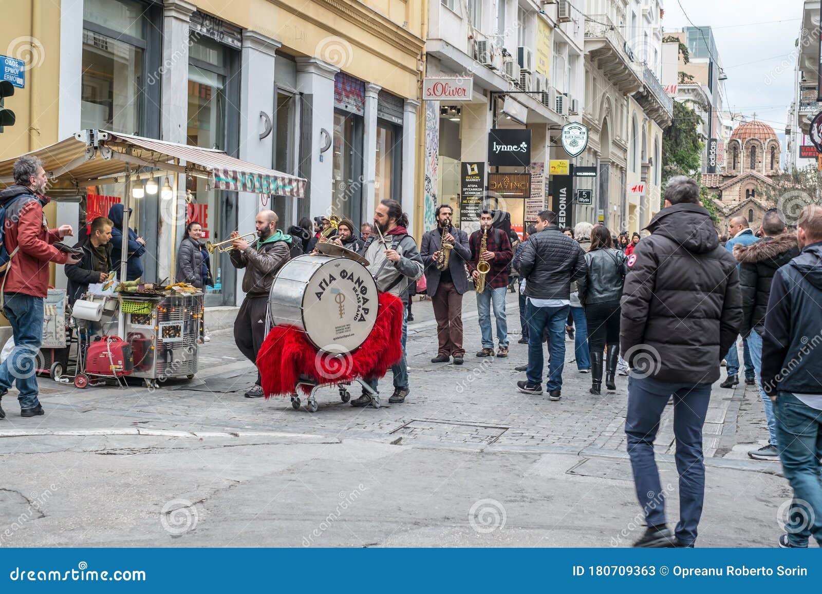 购物在2013年8月3日的Ermou街上在雅典，希腊。 编辑类库存图片 - 图片 包括有 希腊语, 货物: 37926159