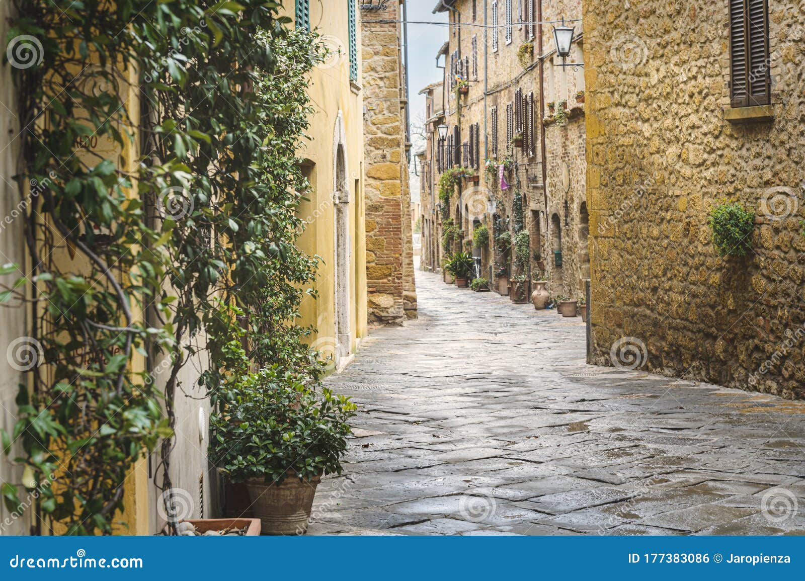 意大利托斯卡纳皮恩扎镇的中世纪街道高清摄影大图-千库网