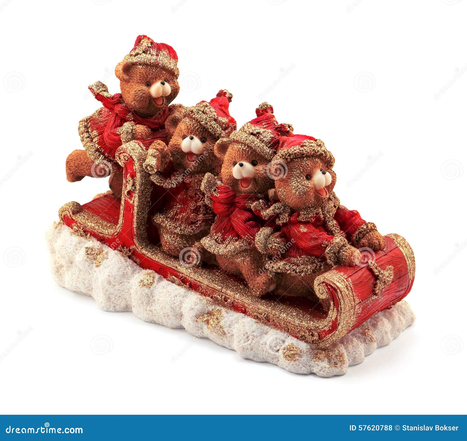 在雪橇的手工制造圣诞节熊在红色和金夹克和帽子在白色隔绝的雪