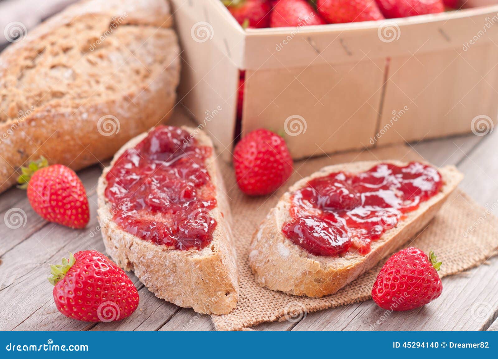 全麦面包切片和草莓 库存图片. 图片 包括有 制动手, 膳食, 食物, 饮食, 背包, 片式, 全部, 巴西 - 53907209