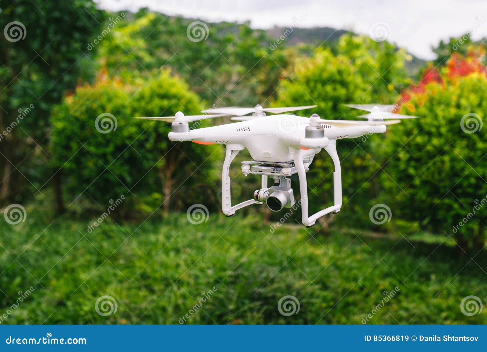 在飞行中寄生虫 Quadcopter飞行 在绿色背景的寄生虫