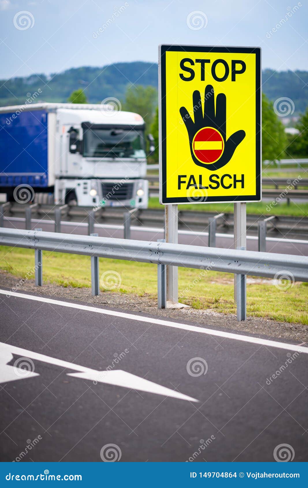 在高速公路的卡车在奥地利乡下以中止FALSCH停下来/错误标志警告司机