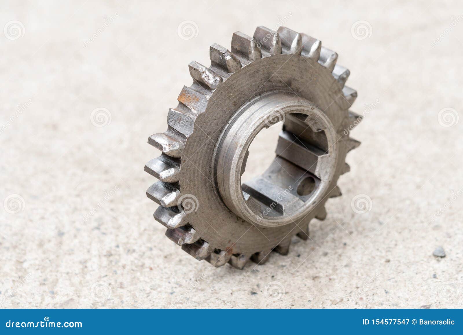 在齿轮的断牙 机械车间和修理概念 特写镜头和隔绝 库存图片. 图片 包括有 特写镜头, 牙齿, 嵌齿轮 154577547