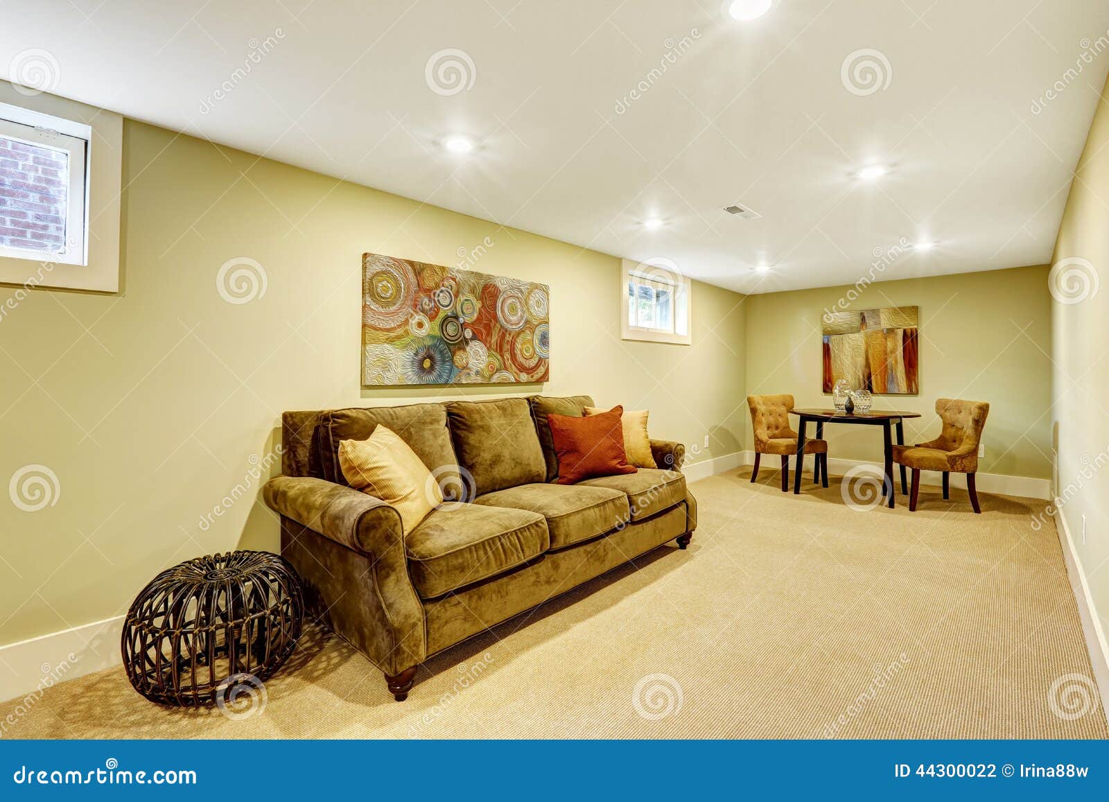 地下室室内部. 地下室与舒适的沙发、桌和椅子的室内部