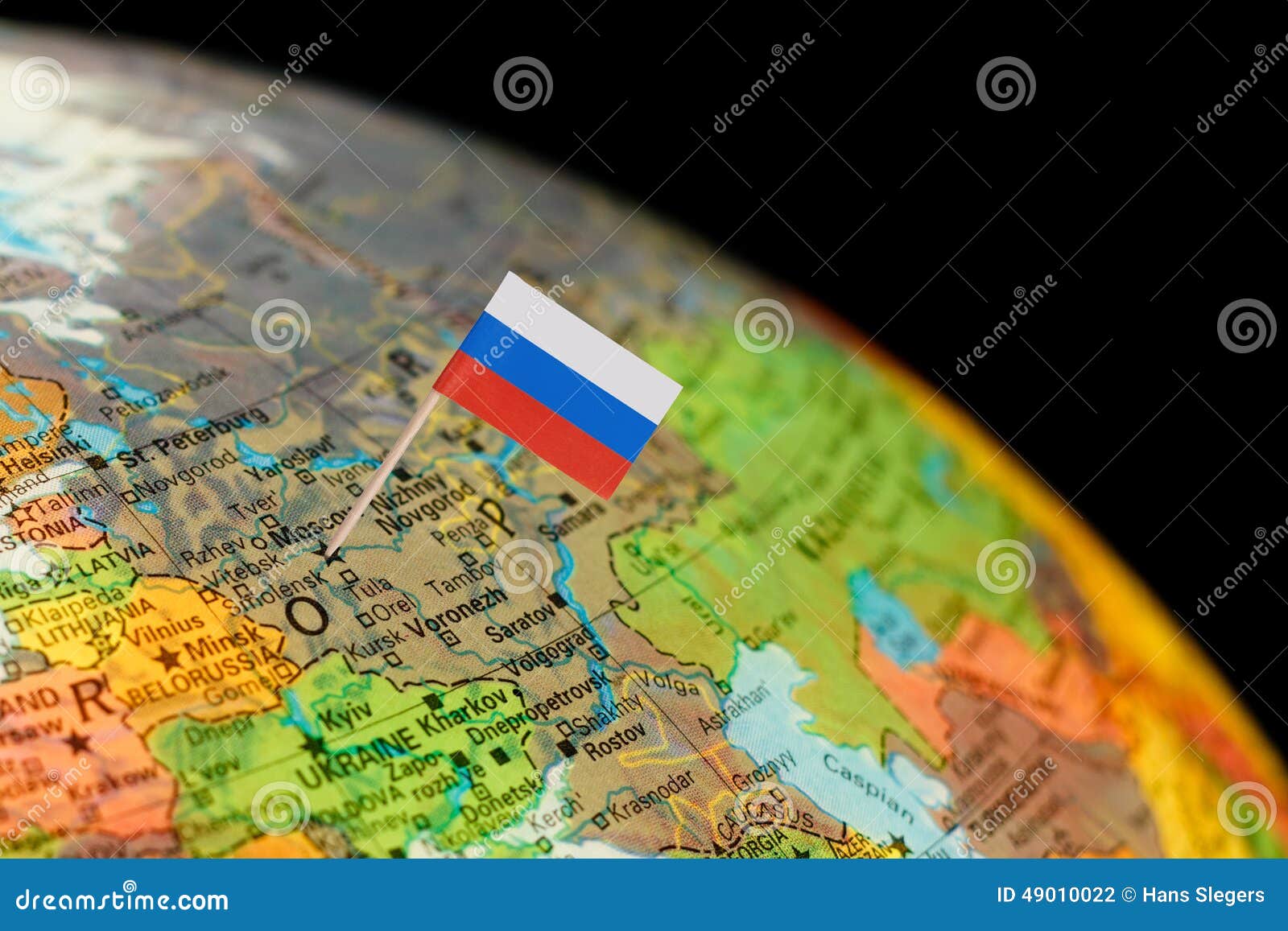地球与俄国旗子的地图细节俄罗斯. 与俄罗斯的微型旗子的地图 在俄国旗子的选择聚焦在莫斯科