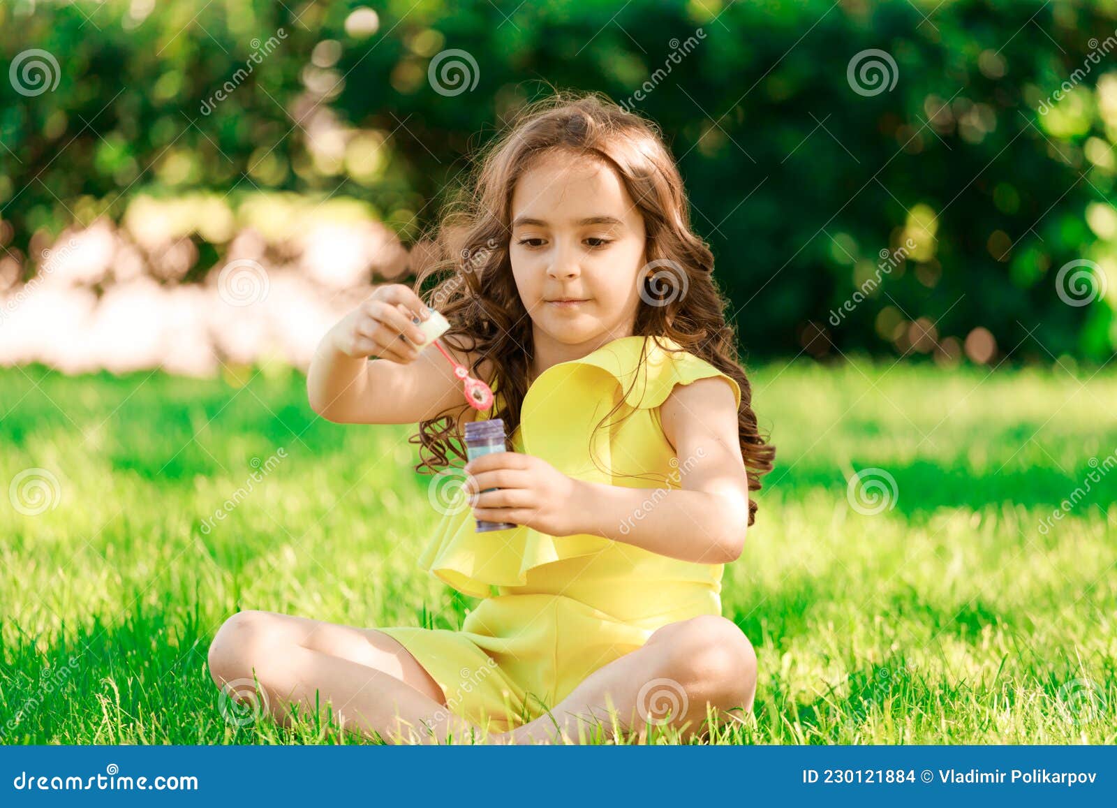 坐在绿草地上吹泡泡的快乐美女图片素材-编号14691046-图行天下