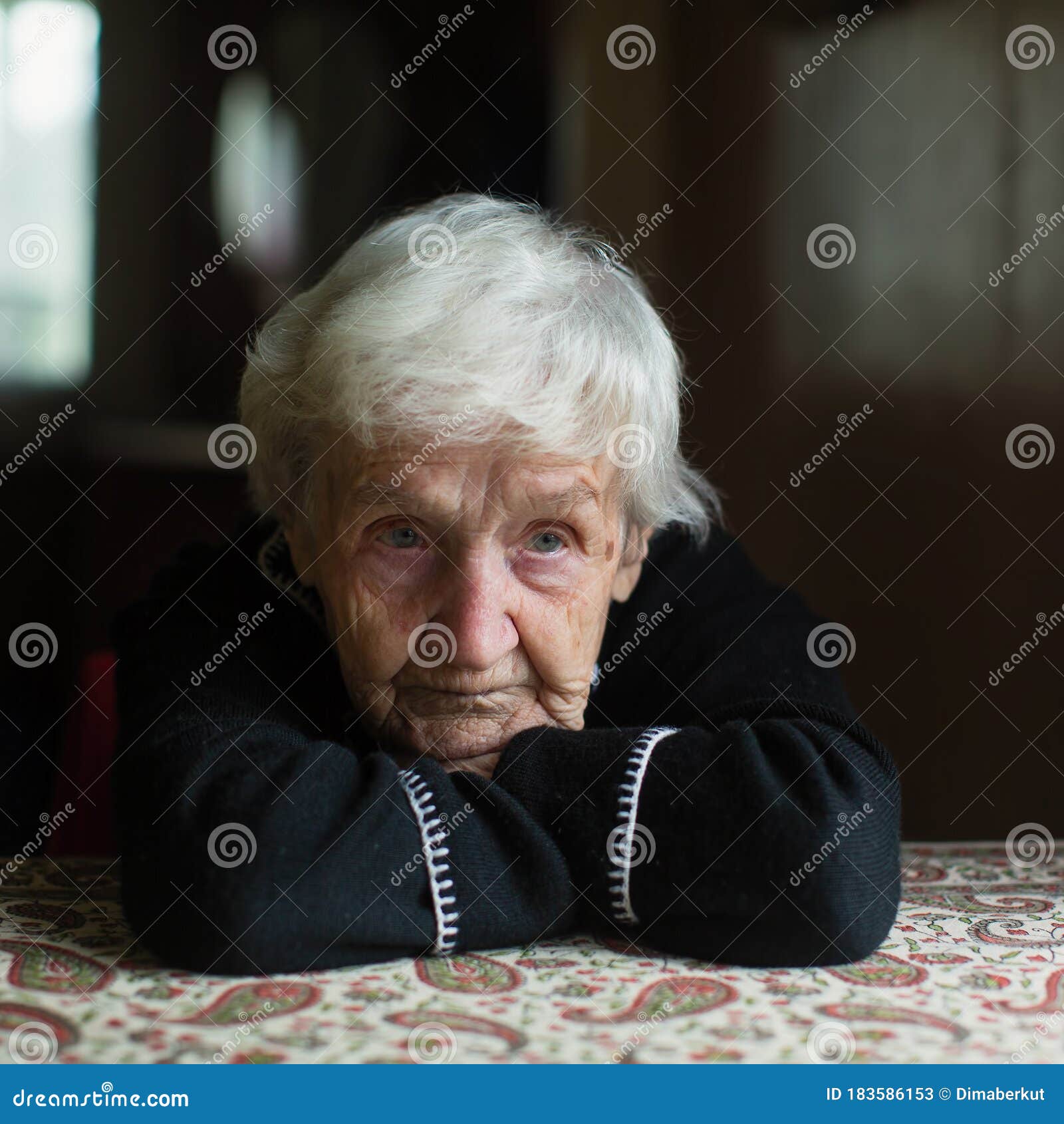 老妇人愉快地是 库存照片. 图片 包括有 更老, 有吸引力的, 年长, 女性, 显示, 现代, 自然, 喜悦 - 42233296
