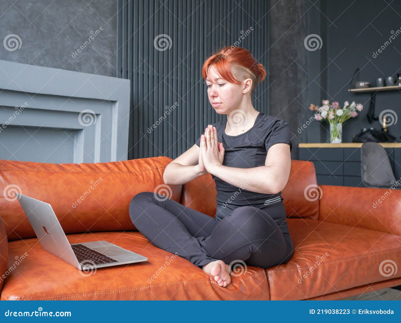 美丽的女人坐在沙发上使用平板电脑图片下载 - 觅知网