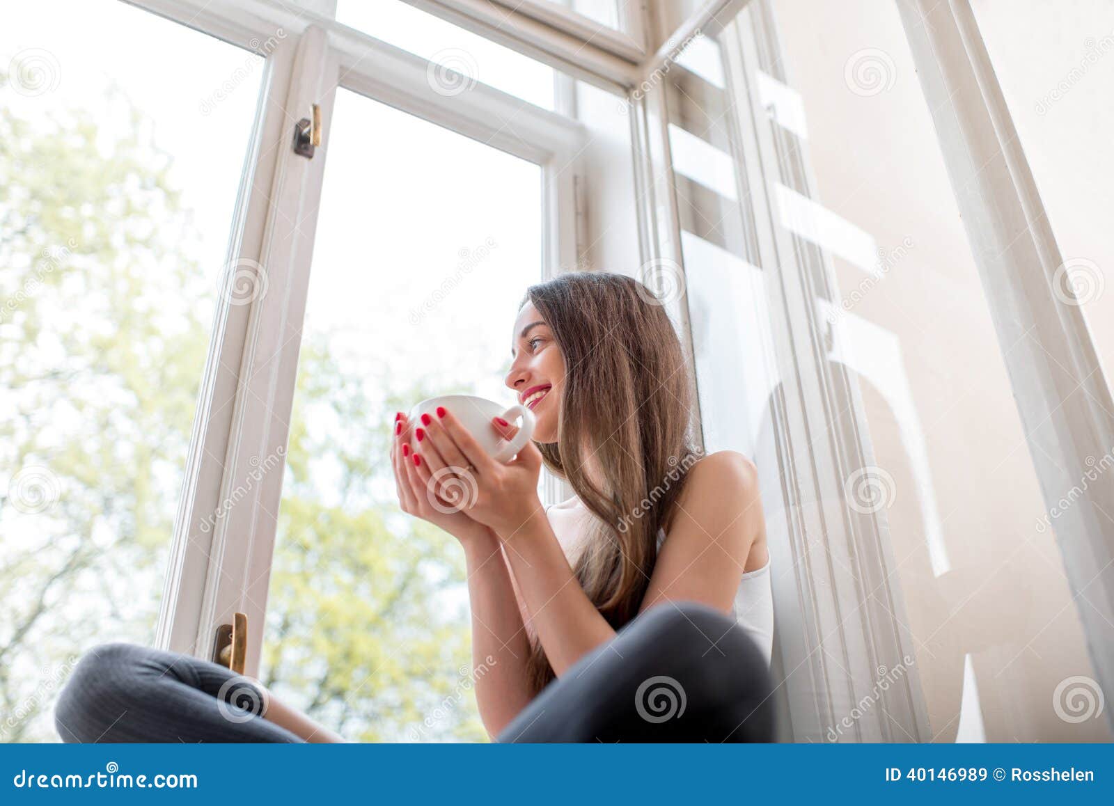 坐在窗台的卡通女孩图片-图行天下素材网