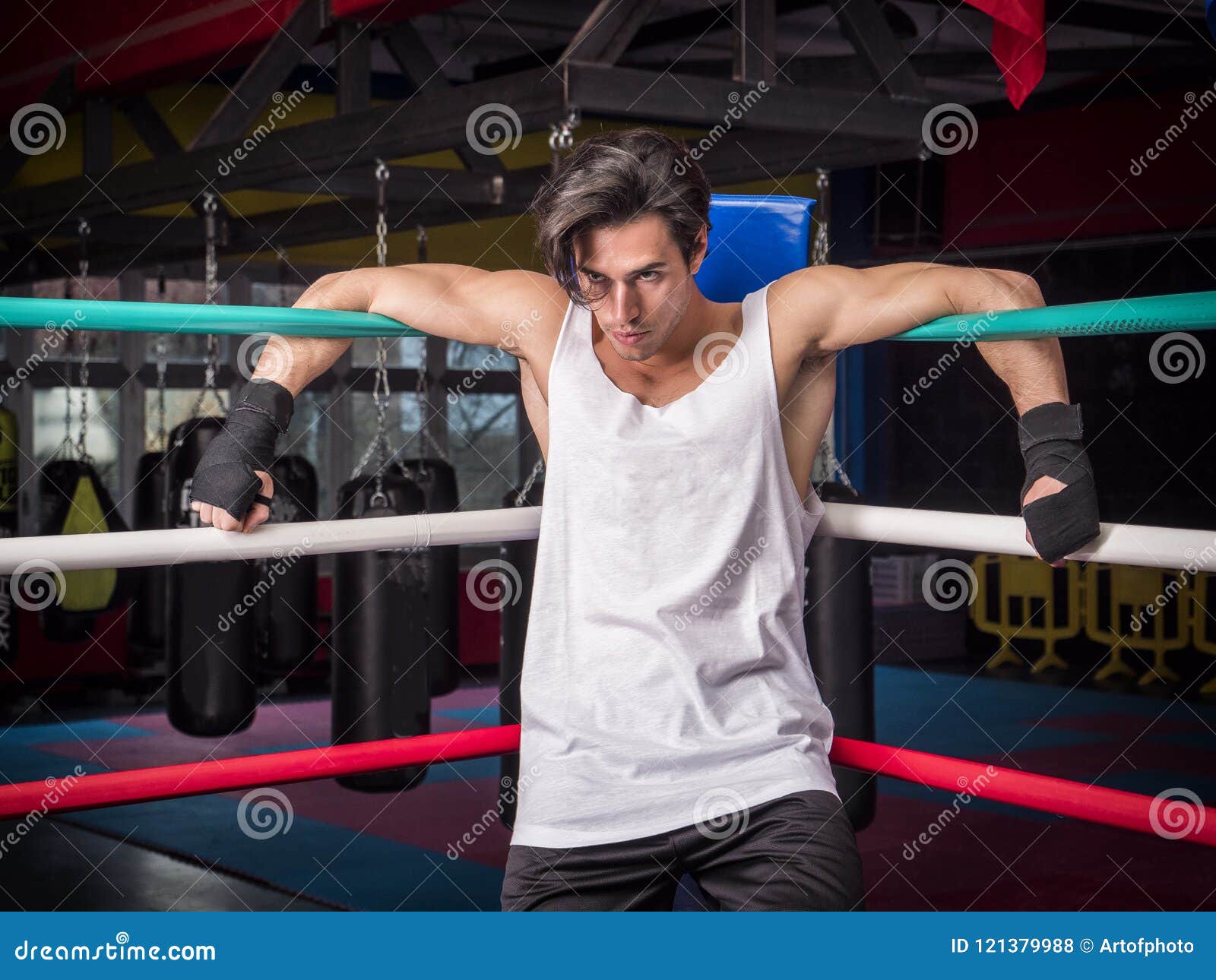 戴拳击手套的肌肉男图片素材-编号27129831-图行天下