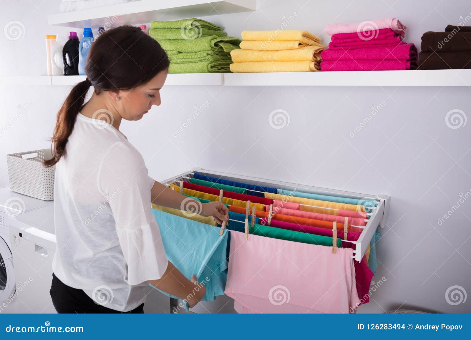 工作在洗衣店的美丽的少妇 库存图片. 图片 包括有 现代, 洗衣店, 大袋, 洗涤物, 姿势, 弄脏, 员工 - 132201813