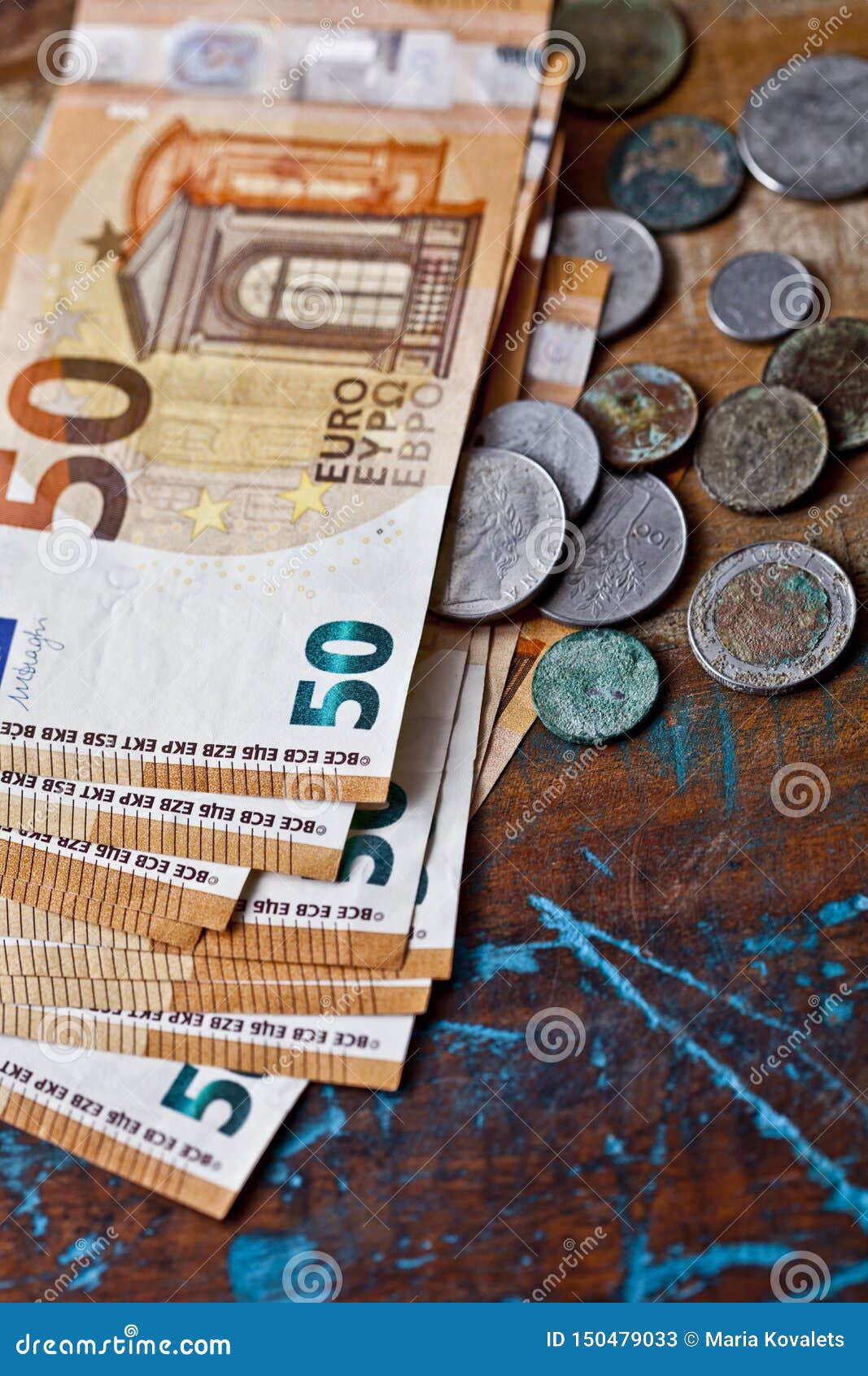 欧洲钞票堆在一张木桌上的 库存图片. 图片 包括有 现金, 负债, 更改, 附注, 广告牌, 没人, 欧洲 - 45344085