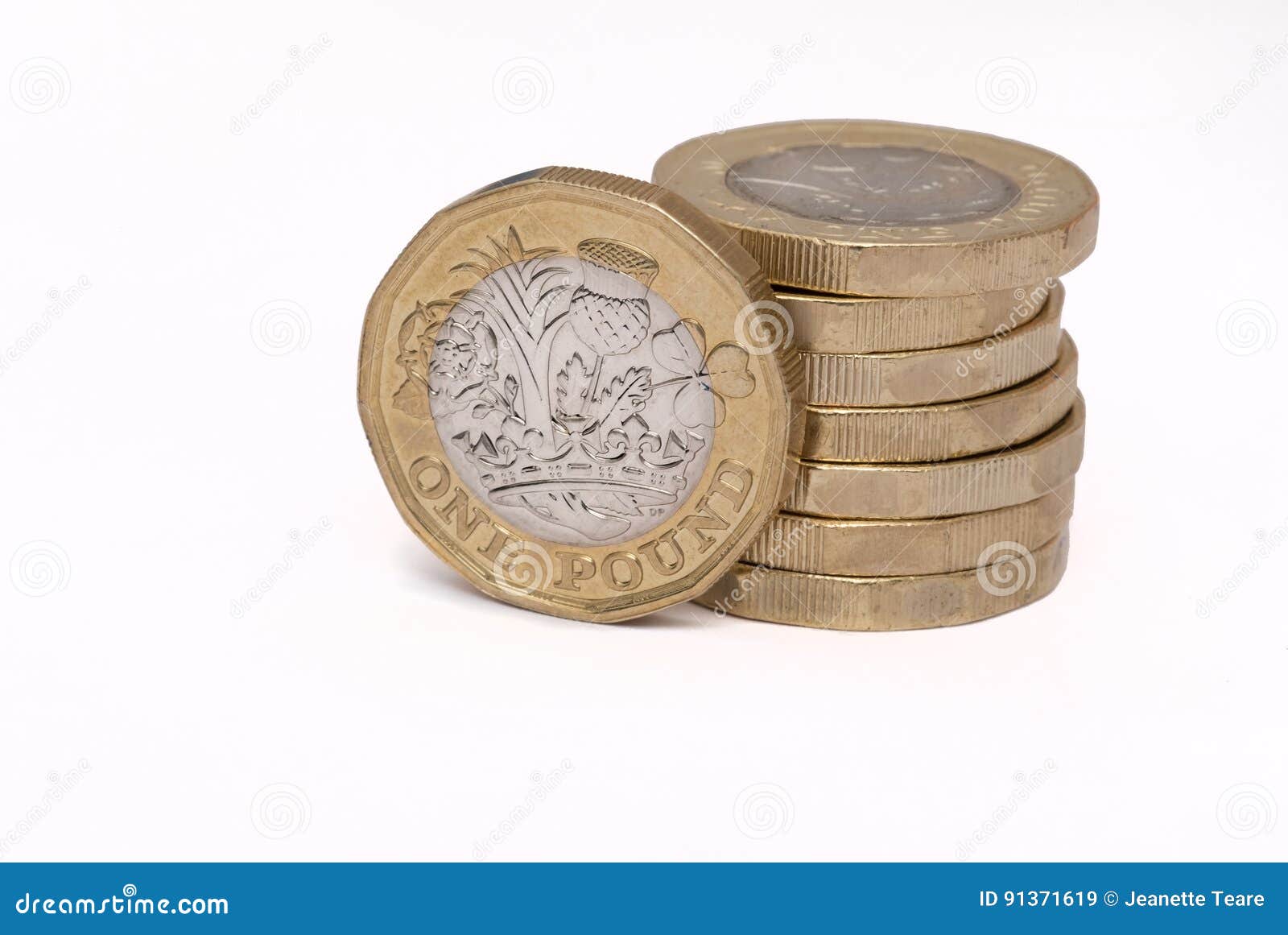 与英镑钞票的新的1英镑硬币 编辑类库存照片. 图片 包括有 薄菏, 英国, 投资, 一次性, 剪切, 现金 - 86293353