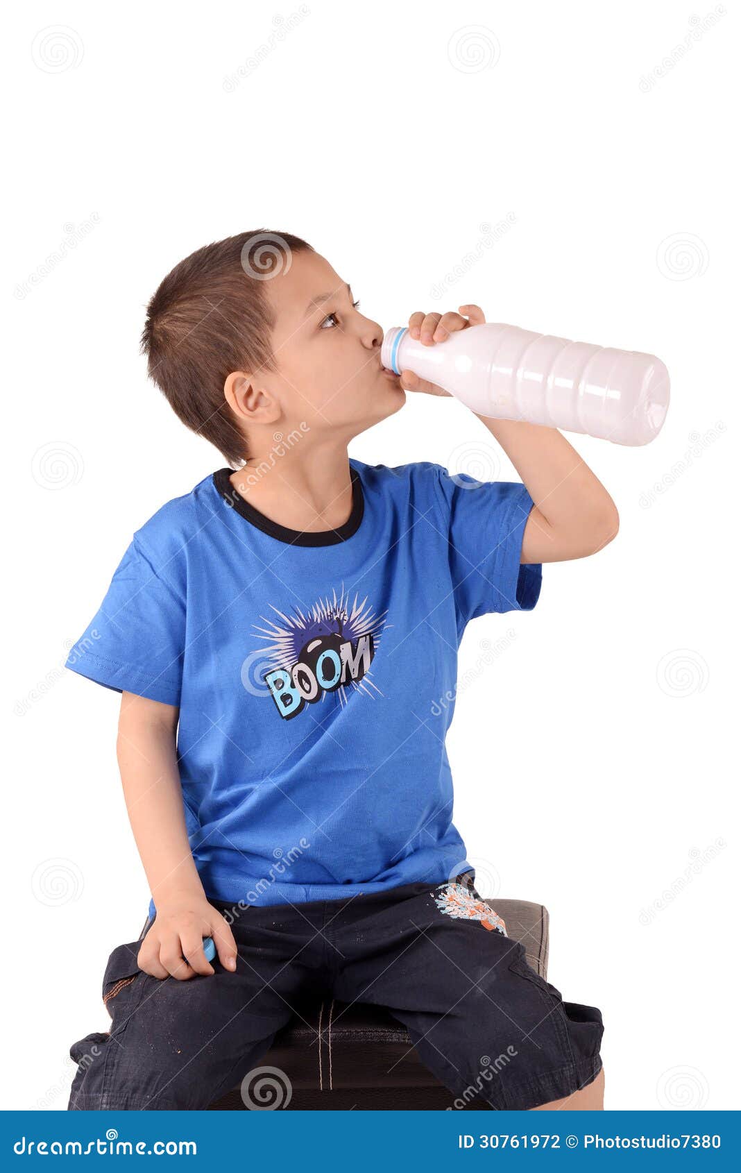 从塑料瓶的男孩饮料. 婴孩从塑料瓶喝着