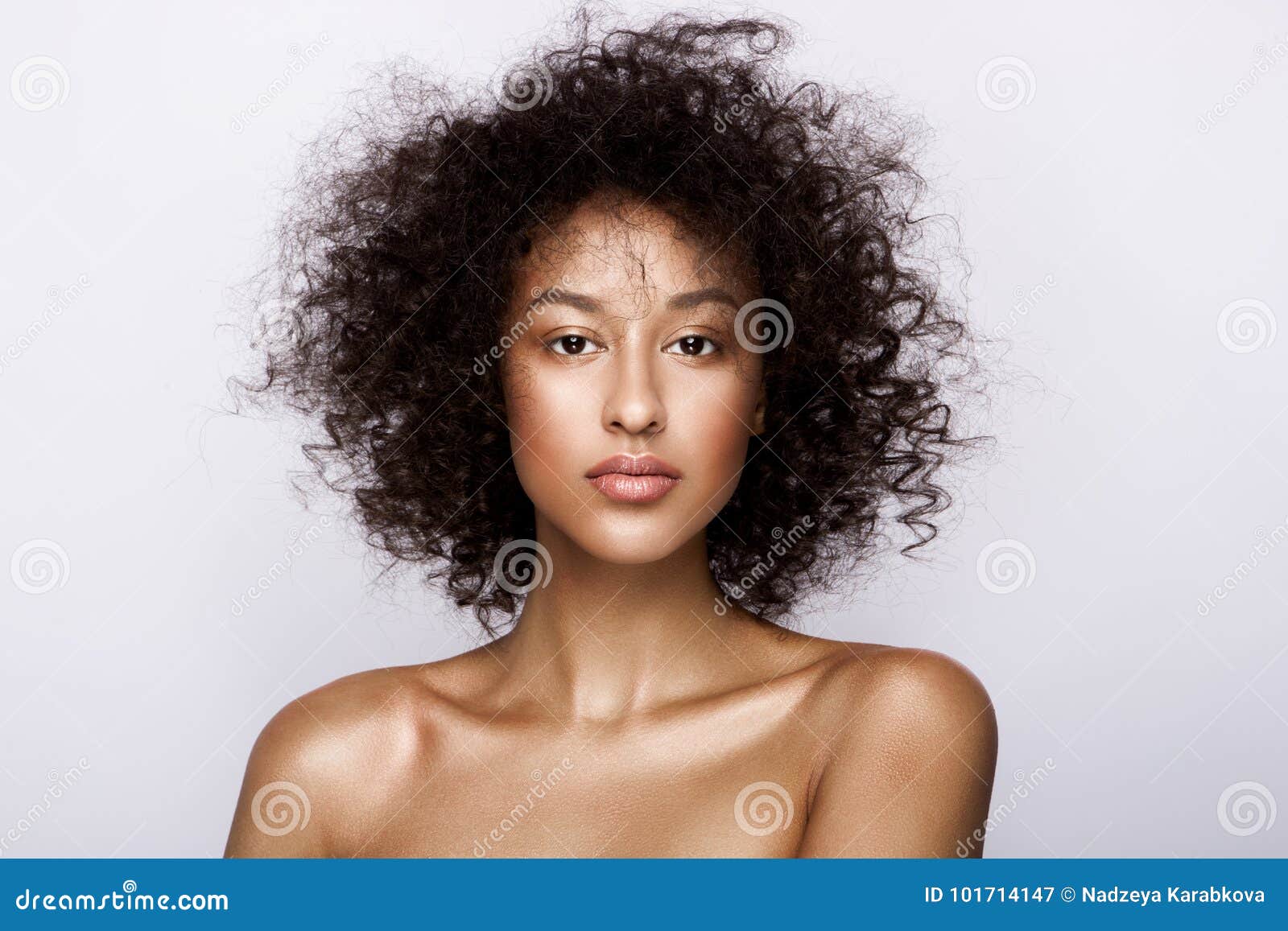 塑造美丽的非裔美国人的妇女演播室画象有完善的光滑的发光的混血儿皮肤的，组成