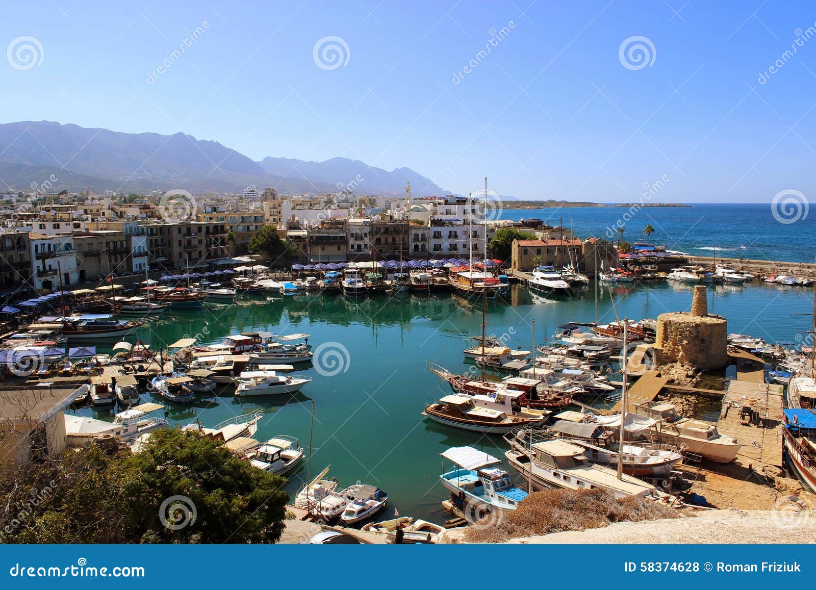 塞浦路斯， kyrenia，小游艇船坞. 小船和房子和凯里尼亚反射小游艇船坞在北赛普勒斯土耳其共和国