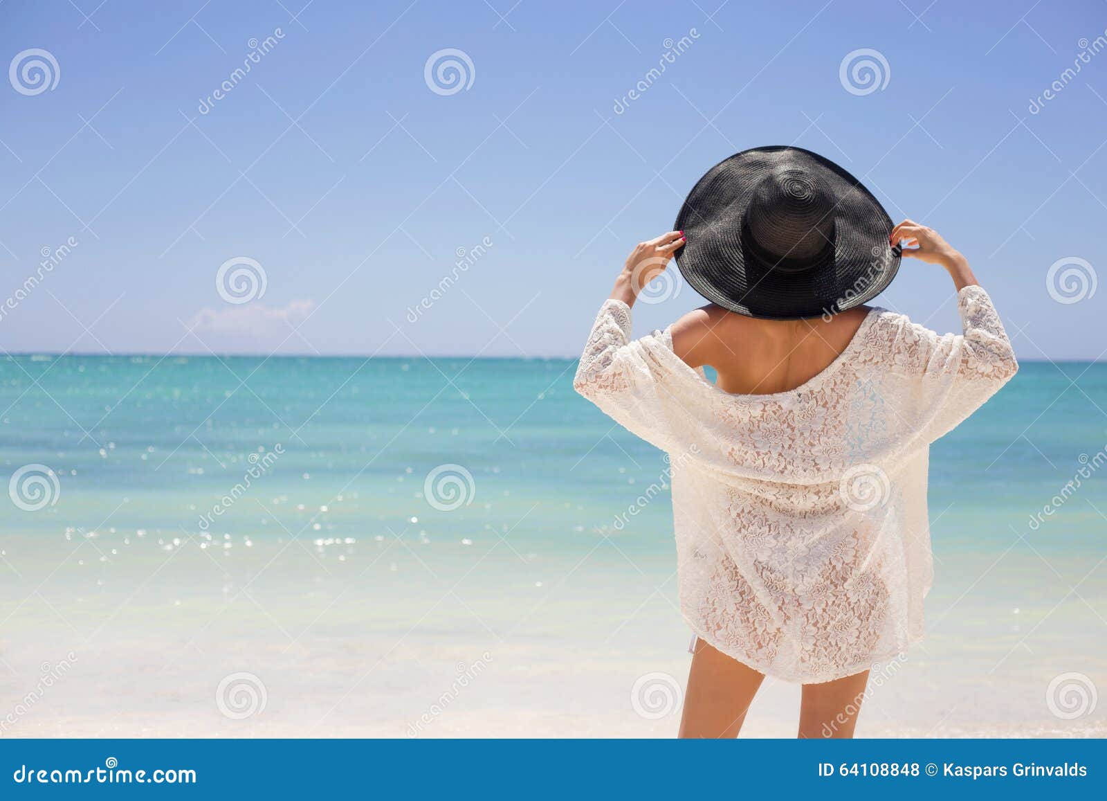 带着沙滩草包和大帽子的女人在海岸上跑步照片摄影图片_ID:350865666-Veer图库