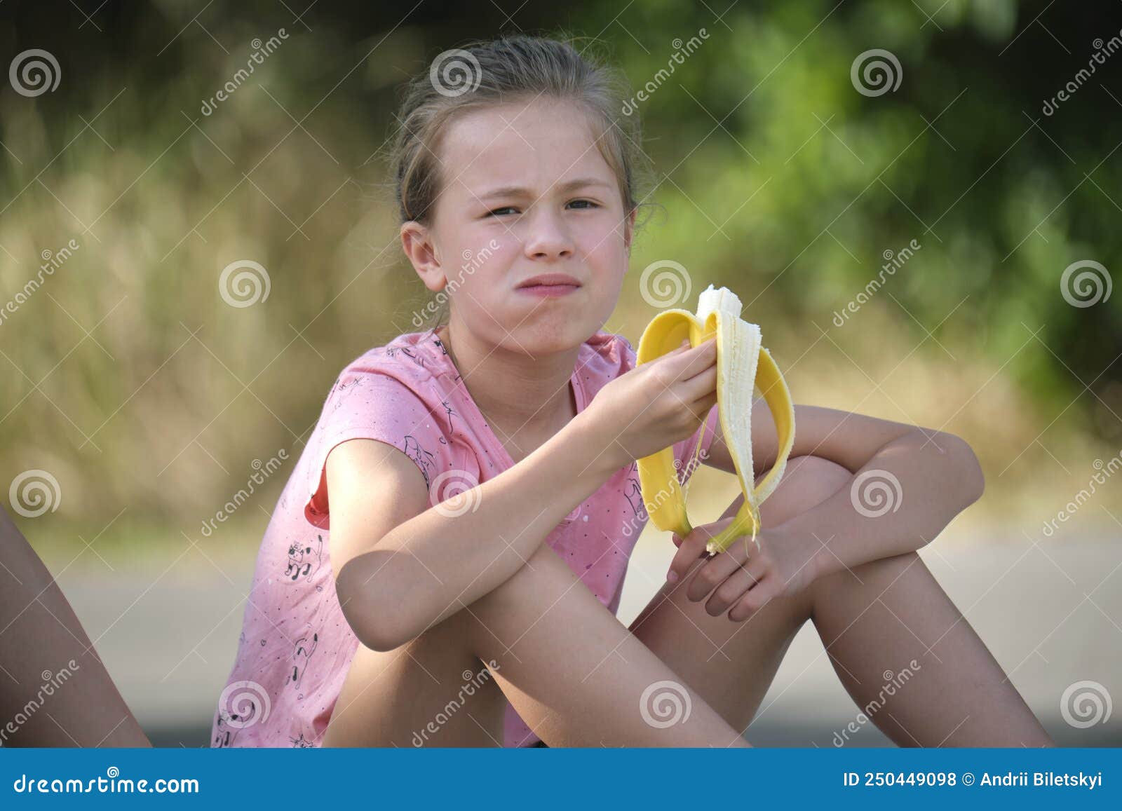 吃女孩年轻人的香蕉 库存照片. 图片 包括有 女孩, 愉快, 查出, 孩子, 颜色, 节食, 营养素, 白种人 - 13770564
