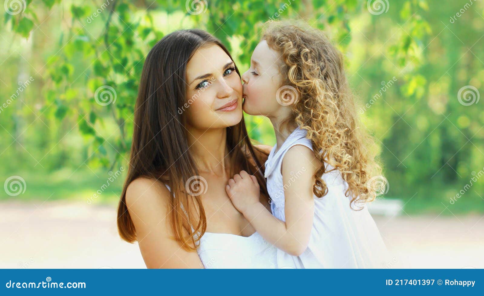 白肤金发的蓝色女儿注视亲吻的女孩& 库存照片. 图片 包括有 女性, 少许, 放血, 快乐, 乐趣, 逗人喜爱 - 15358534