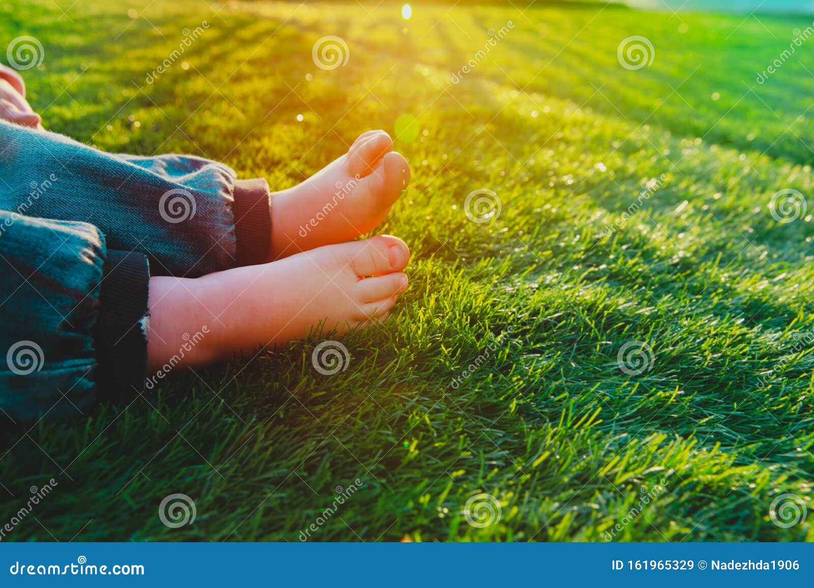 穿着连衣裙的赤脚小女孩爬上公园长凳 库存照片. 图片 包括有 白种人, 快乐, 灌木, 室外, 逗人喜爱 - 226157752