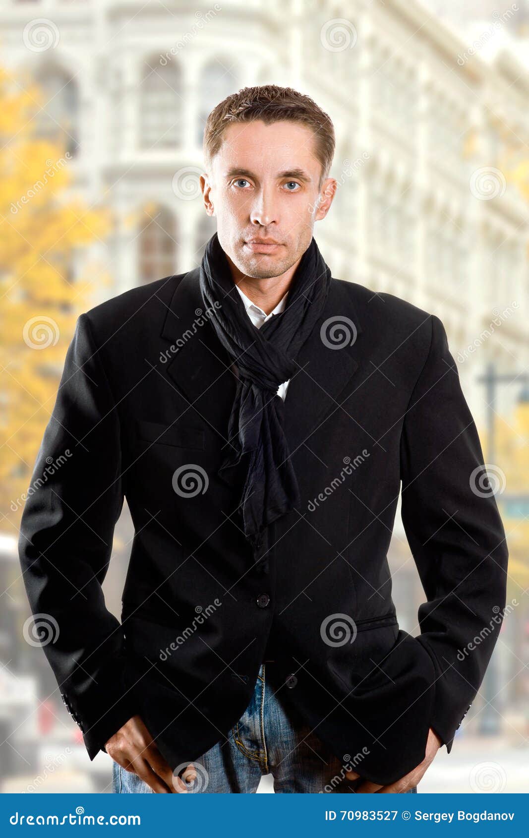 黑外套的严肃的人. 英俊的人画象黑外套的在城市街道上