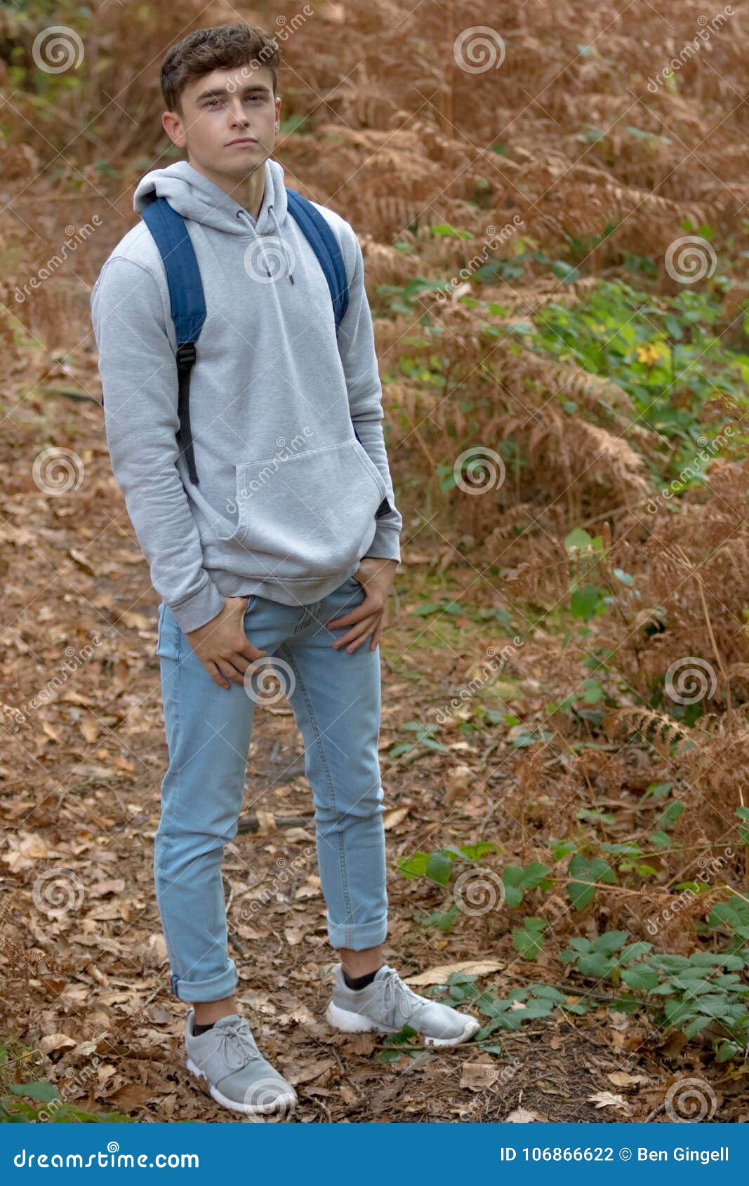 十八岁的十几岁的男孩举的重量 库存图片. 图片 包括有 健康, 活动家, 适应, 严格, 青年期, 男朋友 - 106700035