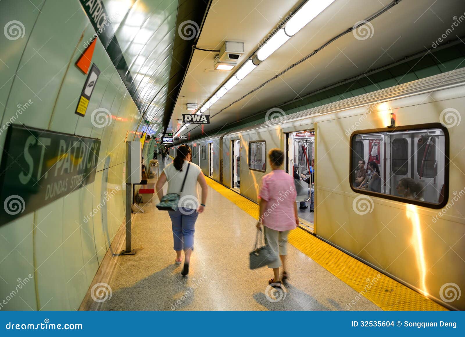多伦多地铁内部 图库摄影片. 图片 包括有 加拿大, 背包, 机构, 多伦多, 建筑, 乘客, 内部, 街市 - 130130372